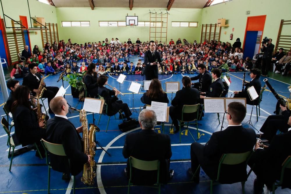 Concierto de la Banda de Música en el colegio Enrique Alonso bajo la dirección de Daniel Santos