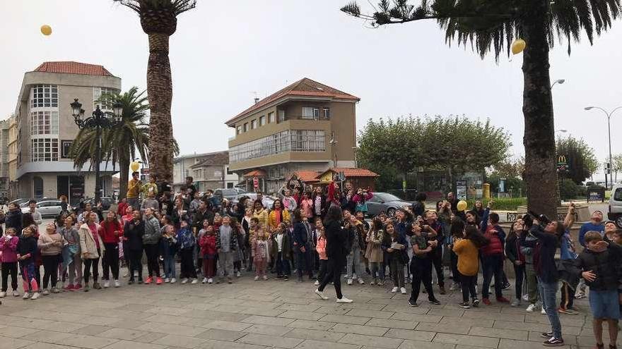 La Praza do Concello de Cambados centró la manifestación de los escolares de la localidad. // Noé Parga