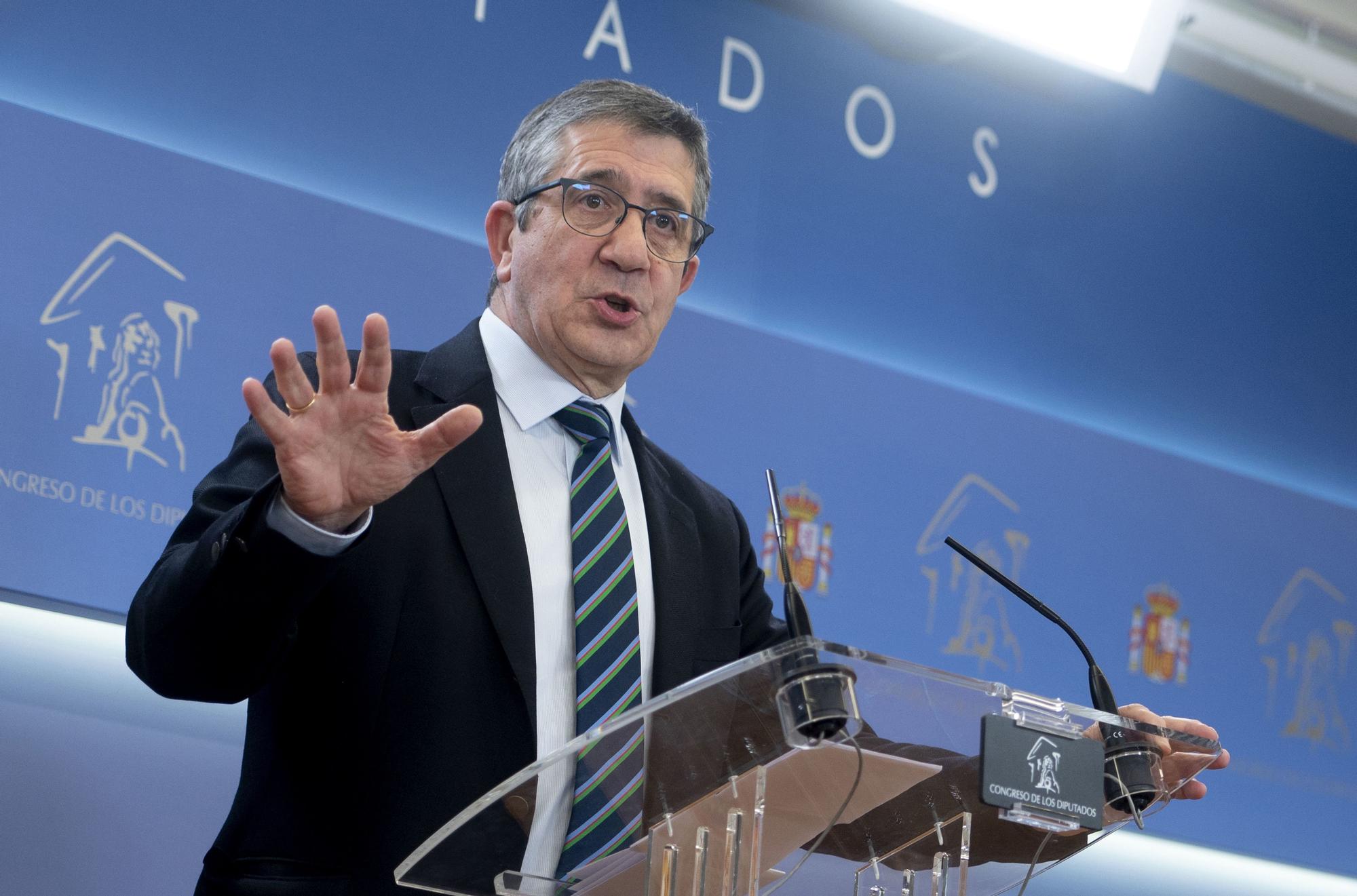 El portavoz del PSOE en el Congreso, Patxi López, durante una rueda de prensa en el Congreso de los Diputados.