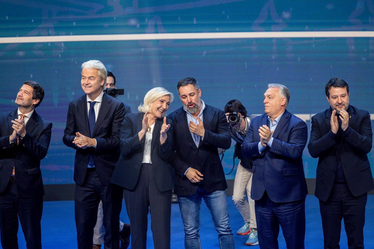 (Foto de ARCHIVO) (I-D) El presidente de Chega!, André Ventura, el líder del Partido por la Libertad, Geert Wilders, la líder de Agrupación Nacional, Marine Le Pen, el líder de Vox, Santiago Abascal, el primer ministro de Hungría, Viktor Orban, y el líder de Liga y vicepresidente del Consejo de Ministros de Italia, Matteo Salvini, durante la cumbre ‘Patriots’, en Hotel Marriott Auditorium, a 8 de febrero de 2025, en Madrid (España).