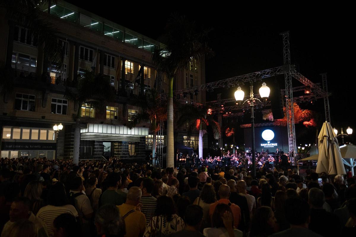Ambiente de la plaza Candelaria para disfrutar con el concierto de la Orquesta Filarmónica de Tenerife.