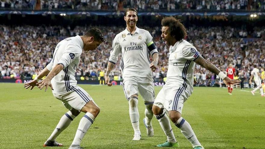 Cristiano Ronaldo celebra su tercer gol junto a Marcelo y Sergio Ramos. // Efe