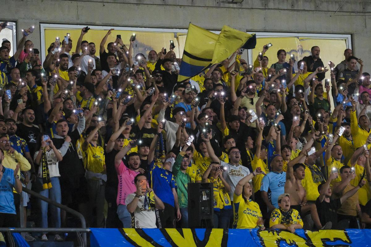 Luis García da órdenes a sus futbolistas, ayer en el Estadio de Gran Canaria.