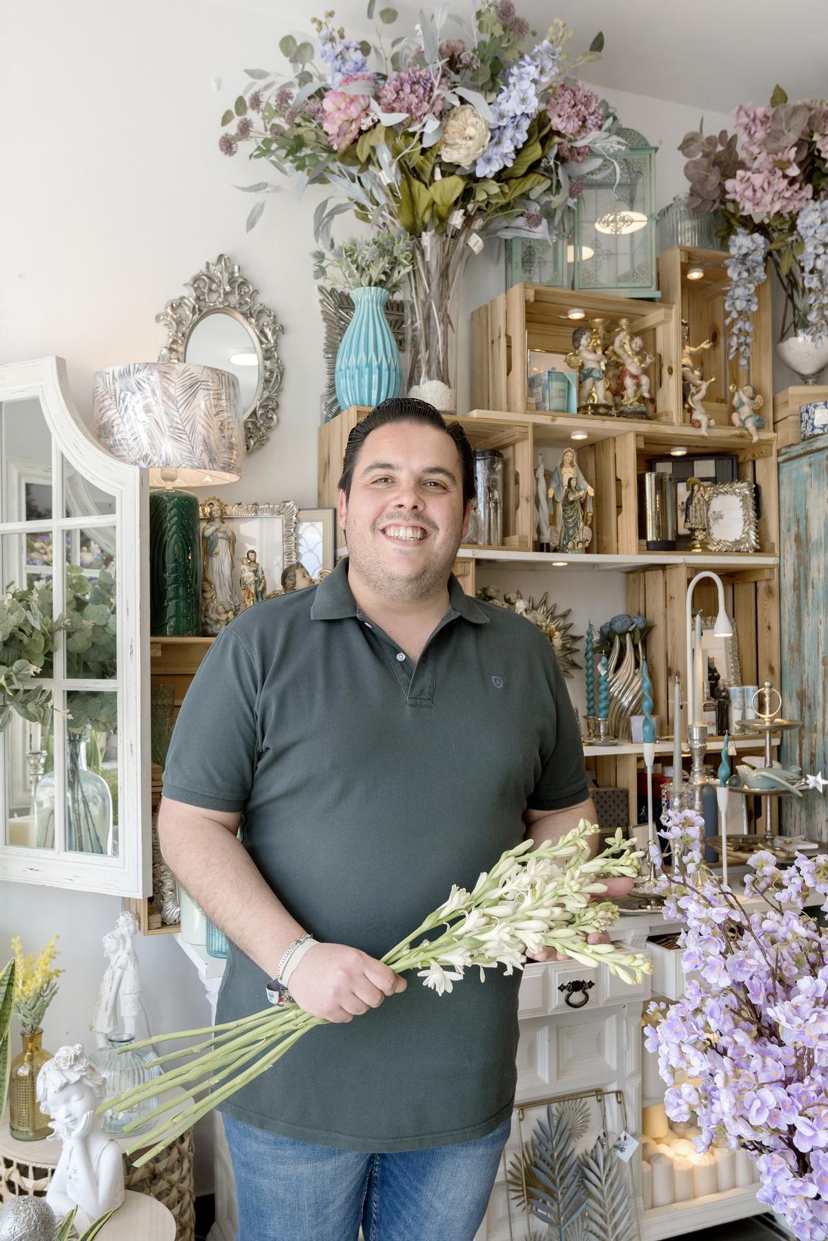 José Antonio Ruiz, florista y experto en decoración artística de interior en Deartcon, Osuna.