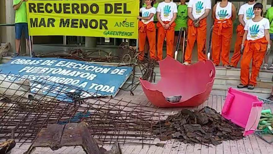 La basura de Puerto Mayor, en la puerta de la Consejería