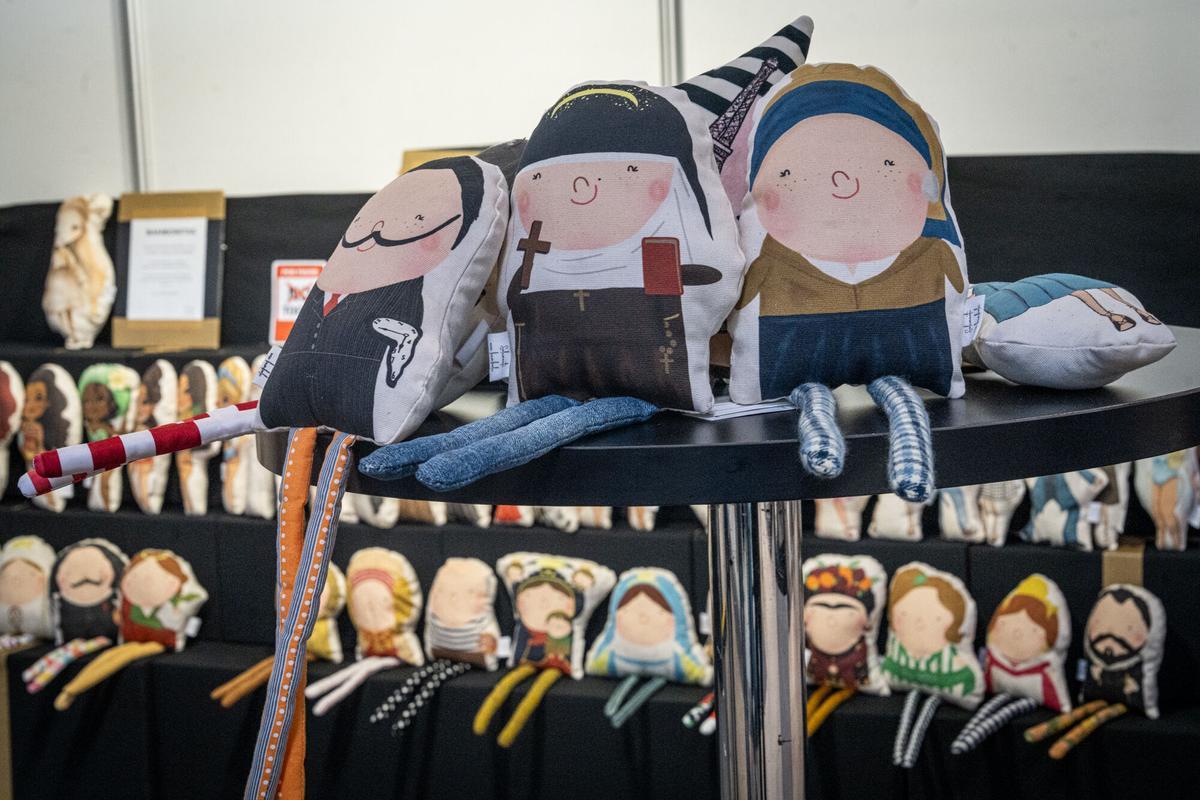 Barcelona 09/01/2026 Barcelona.  Los souvenirs más frikis del congreso Souvenir Expo Spain 2026, que abre hoy en la Fira de Montjuïc. PERSONA: Solamente una bambola - Llorenç Benito, almohadas con figuras del folclore popular y personajes destacados de la historia. Palabras clave:  Souvenir Expo Spain 2026, souvenirs, merchandising, friki, curiosidades, congreso, feria, Fira de Montjuïc, Barcelona, expositores, productos, tendencias, industria del souvenir, AUTOR:MANU MITRU