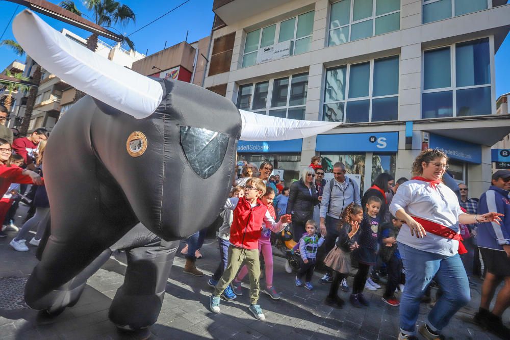 Toros "bravos" y carreras con el San Fermín infantil en de las fiestas patronales de Torrevieja