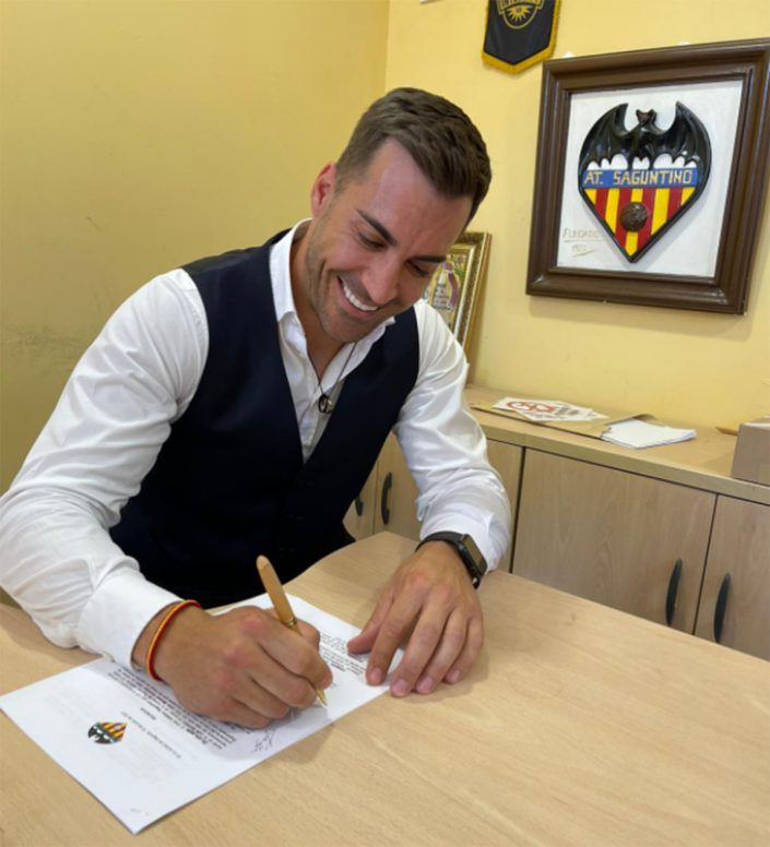 Daniel Paterna firmando el acuerdo con el Atlético Saguntino