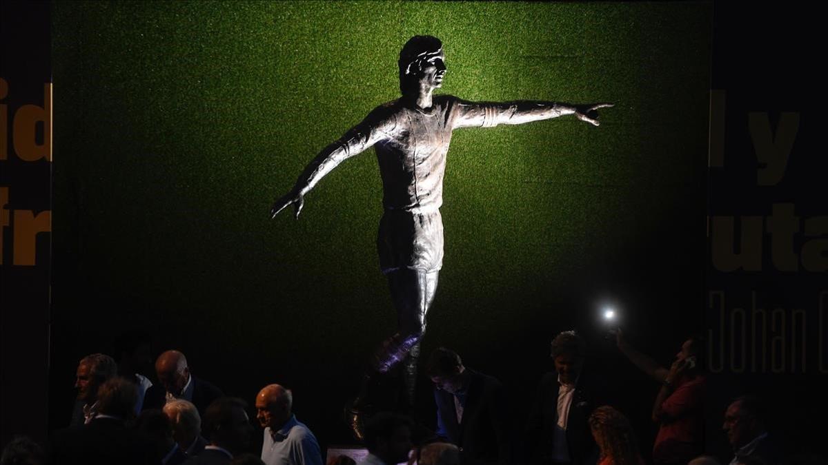 La estatua de Johan Cruyff en el Camp Nou.