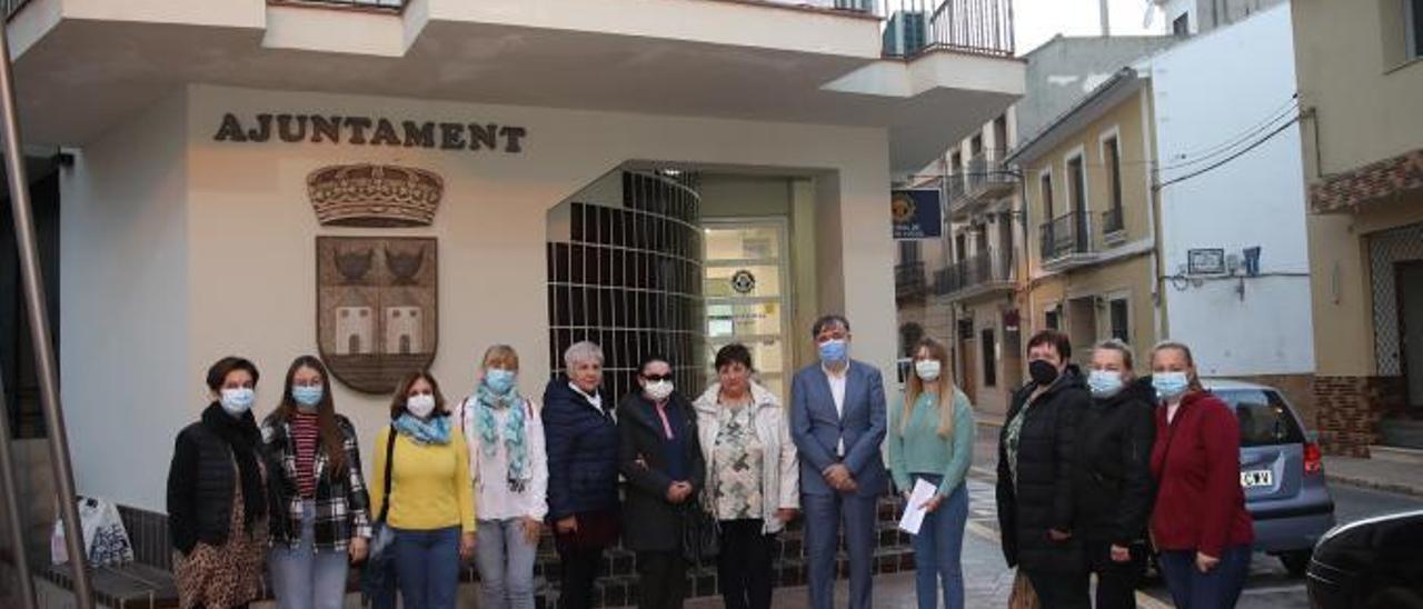 El alcalde de L’Alcúdia. F. Salom, junto a representantes de la comunidad local ucraniana. | LEVANTE-EMV