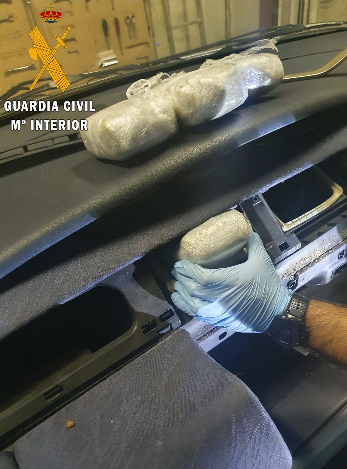 Un agent mostrant la droga oculta al cotxe de la Jonquera