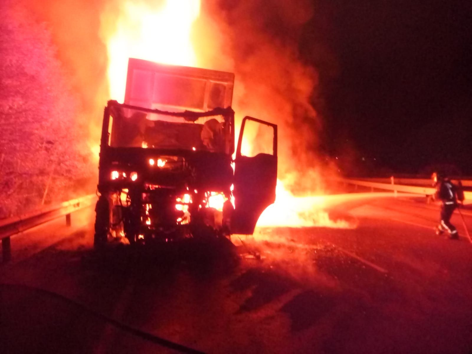 Espectacular incendio en un camión cargado de pollos