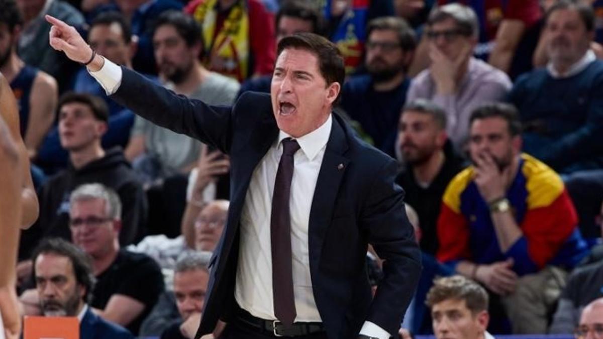 Xavi Pascual, orgullo y ‘flores’ a su prolongación en la pista Xavi Pascual, orgullo y ‘flores’ a su prolongación en la pista