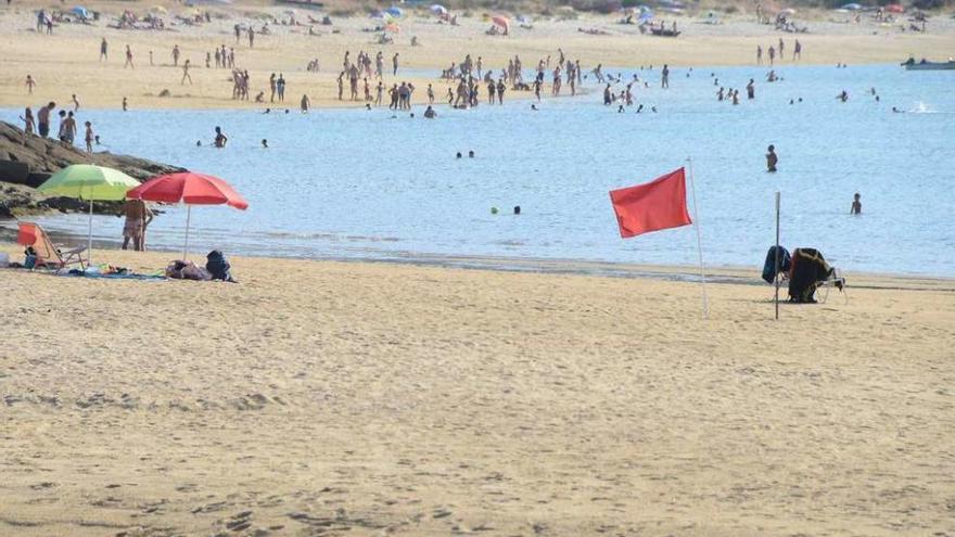 Las banderas rojas no fueron retiradas por Protección Civil hasta última hora de la tarde. // Gonzalo Núñez