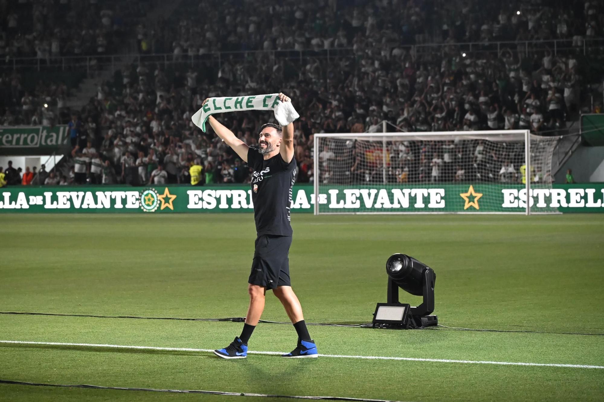 El Elche CF celebra el ascenso a Primera en el Martínez Valero