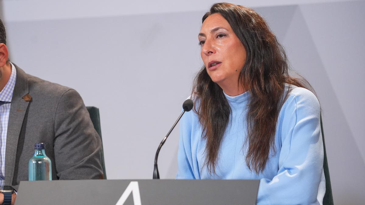 La consejera de Integración Social, Juventud, Familias e Igualdad Loles López interviene durante la rueda de prensa posterior al Consejo de Gobierno.