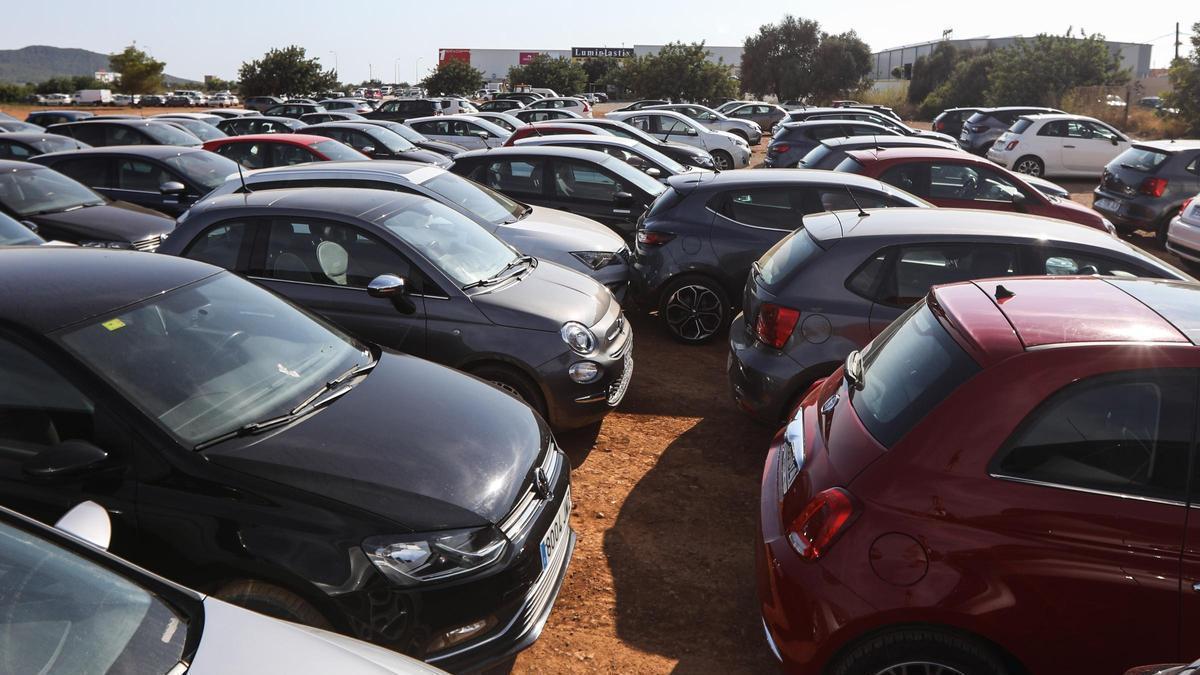 Coches en el parking de una 'rent a car' en las cercanías del aeropuerto.