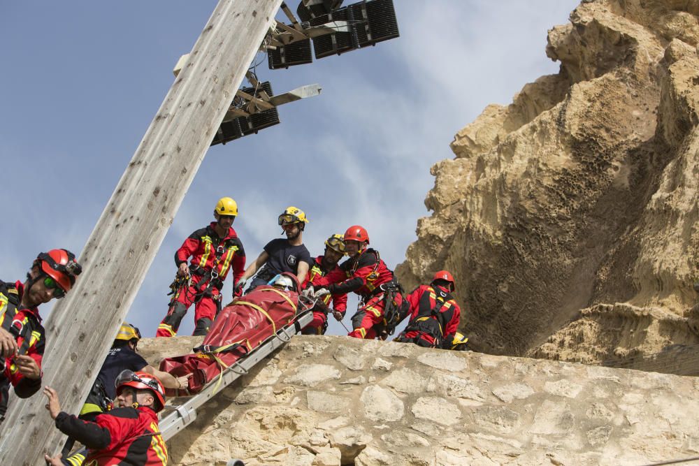 Casi medio centenar de efectivos participan en unas prácticas en la ladera del monte, donde se ha simulado un rescate en altura