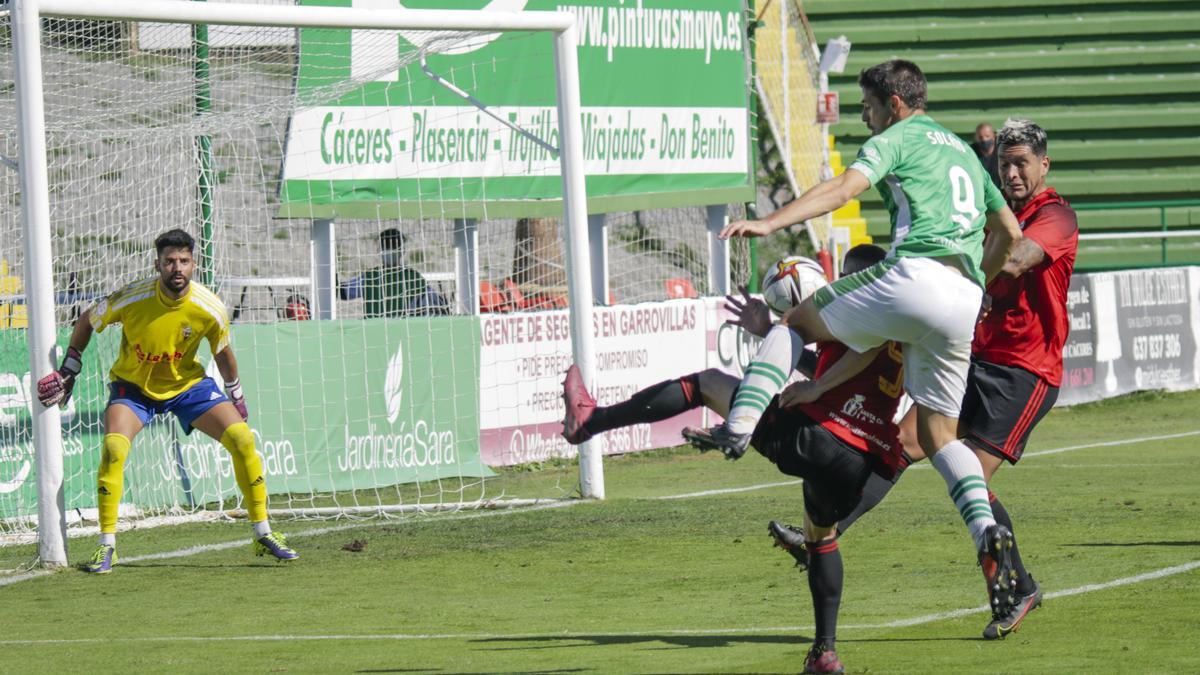 Solano, en el partido ante el Mensajero. Ya ha visto puerta el delantero alicantino.