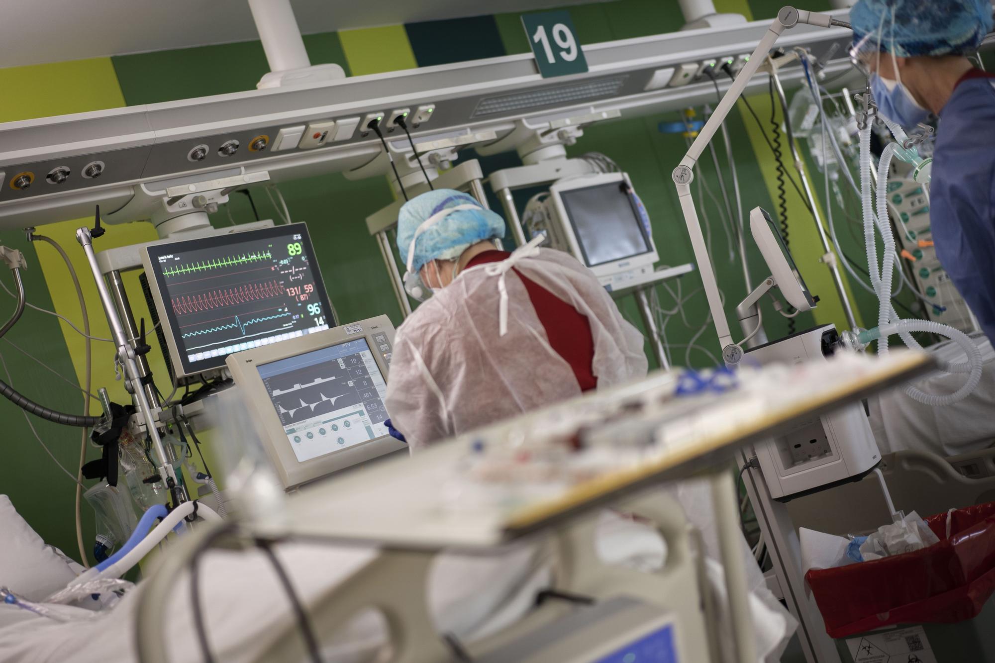 Levante-EMV entra en la sala covid del Hospital General de València: la lucha frente al coronavirus de cerca