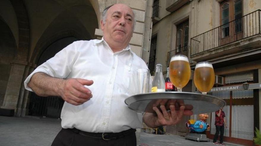 Tanca la Fonda Sant Antoni de la plaça Major de Manresa