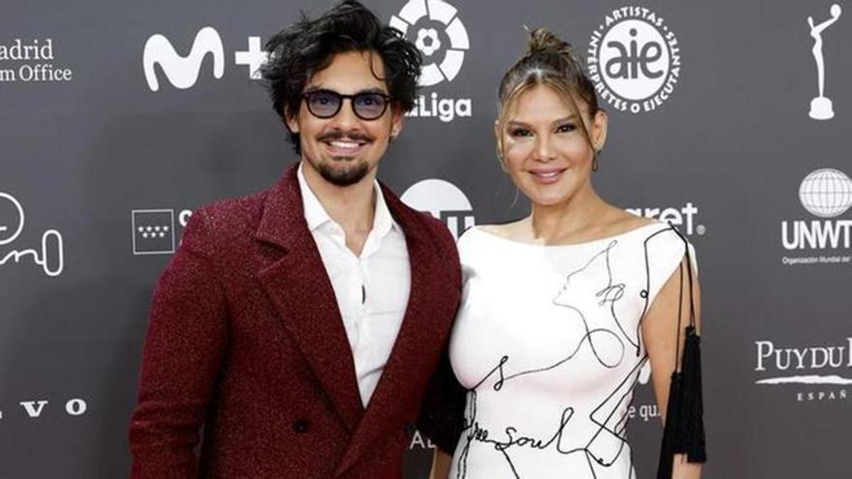 Ivonne Reyes y su hijo en los Premios Platino 2023.