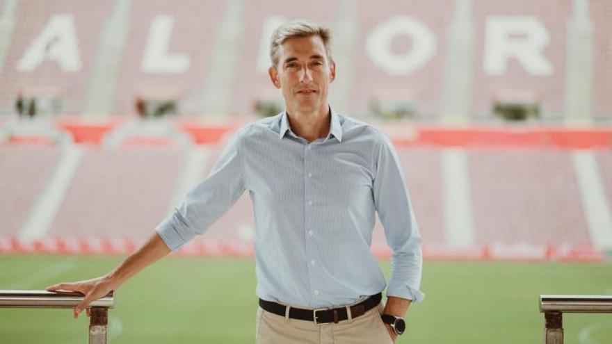 El CEO de Negocio del Real Mallorca, Alfonso Díaz, en las gradas del estadio de Son Moix.  | BERNARDO ARZAYUS