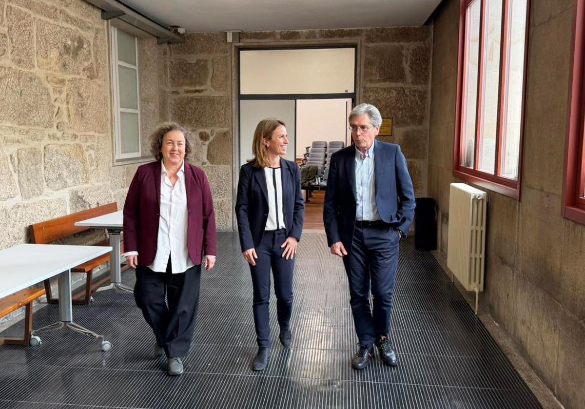 Enrique Domínguez, junto a la candidata al Rectorado de la USC Maite Flores y a la vicerrectora de Profesorado, Inés Sánchez, en la Facultad de Medicina.