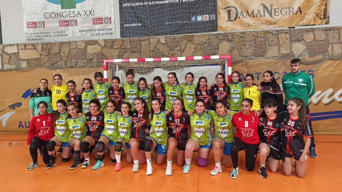 Las jugadoras del Valbusenda posan con las del Ciudad de Salamanca.