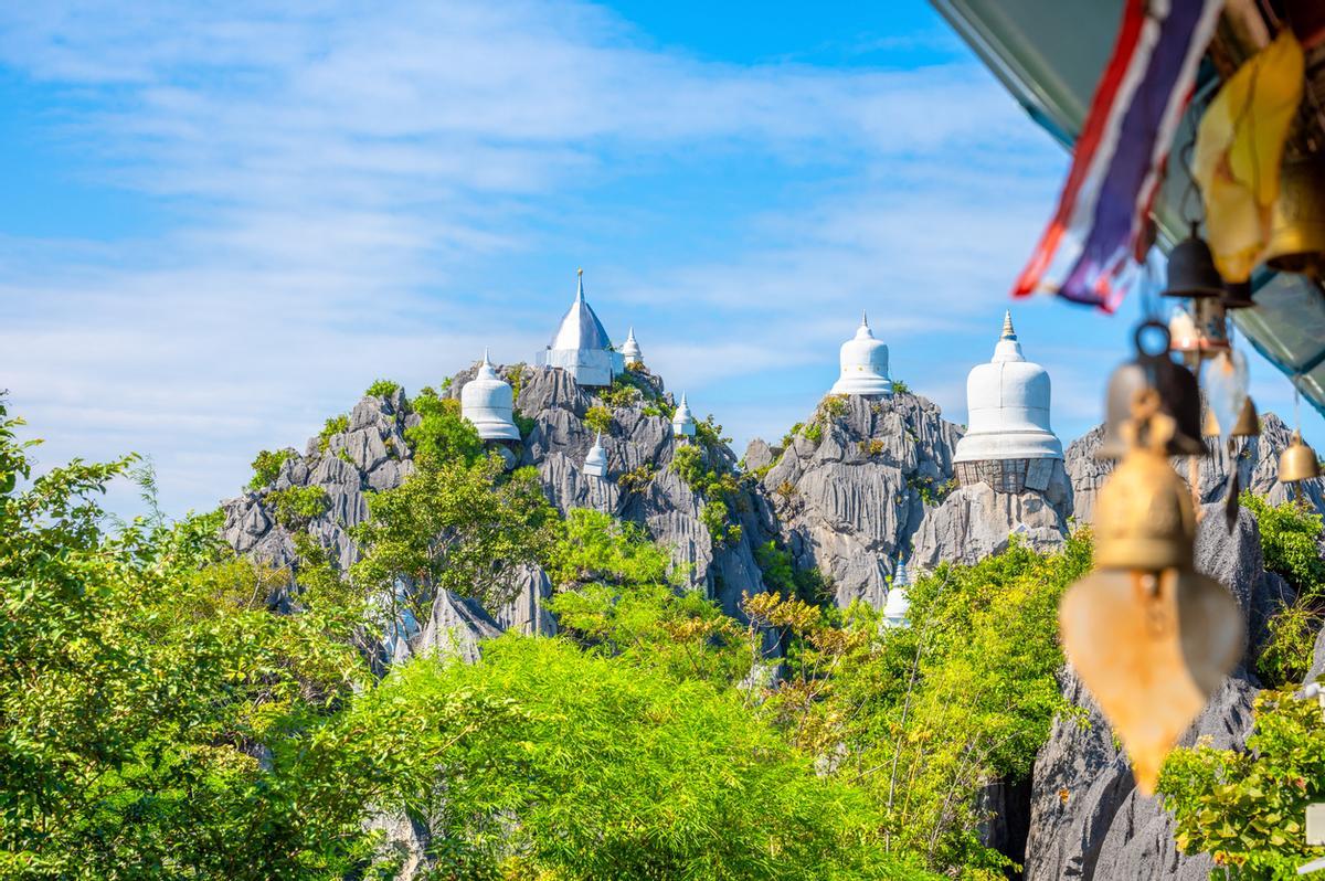 El Wat Chaloem Phra Kiat (Templo de las Pagodas Flotantes) es un espectacular santuario en lo alto de los picos de granito de Lampang (Tailandia). Construido a partir de 1849 por orden de Rama III, es famoso por sus estupas blancas y doradas que se asoman sobre los acantilados.
