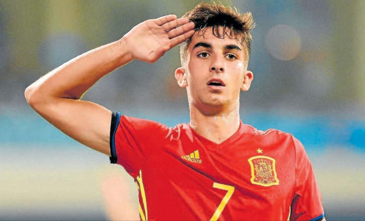 Ferran Torres realiza el saludo militar tras un gol en el Mundial sub17 en la India