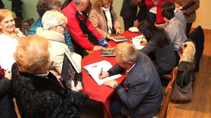 Los autores (a la derecha) en la firma de ejemplares, tras la presentación.