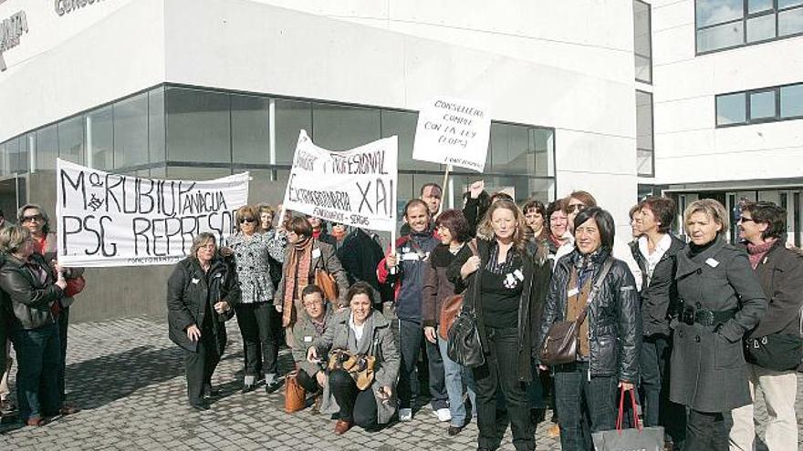 Un grupo de funcionarios del CHOP se concentraron ayer en Santiago