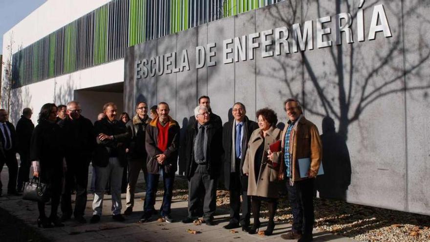 Las autoridades posan frente a la nueva escuela de enfermería.