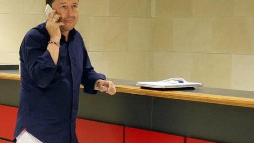 José Luis «Chuti» Molina, hablando por teléfono, durante su etapa como director deportivo del Real Murcia.