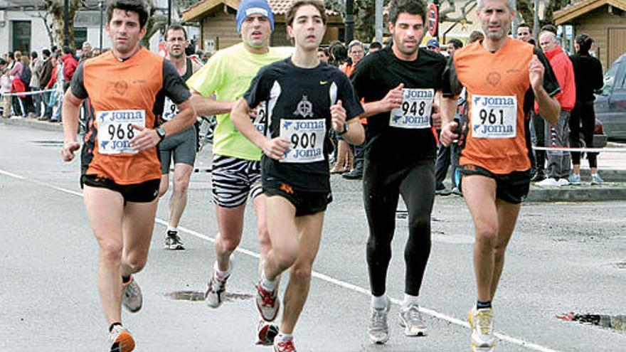 El ciclista Óscar Pereiro -con el dorsal 948- se acercó a Cangas para probar fortuna con el atletismo.