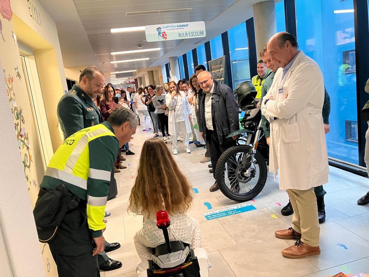 Entrega de las motos de juguete, en la planta de Pediatría del Cunqueiro.