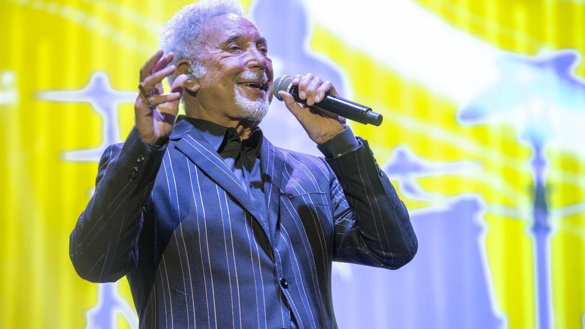 El cantante inglés Tom Jones en uno de sus conciertos