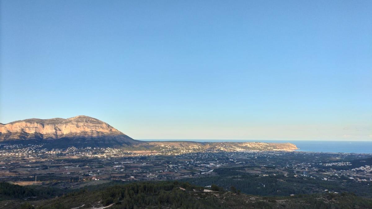 El Montgó, el cabo de Sant Antoni, la bahía de Xàbia, contemplados desde la cumbre del Tossal Gros