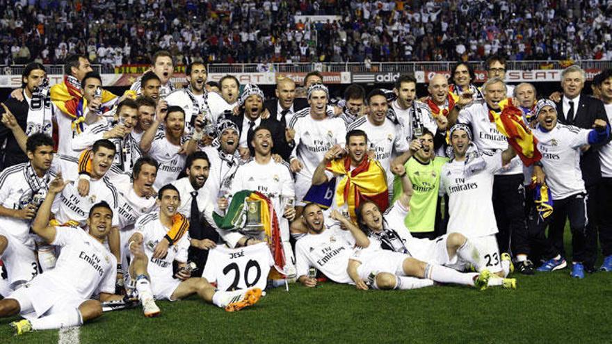 Los jugadores del Real Madrid celebran su victoria