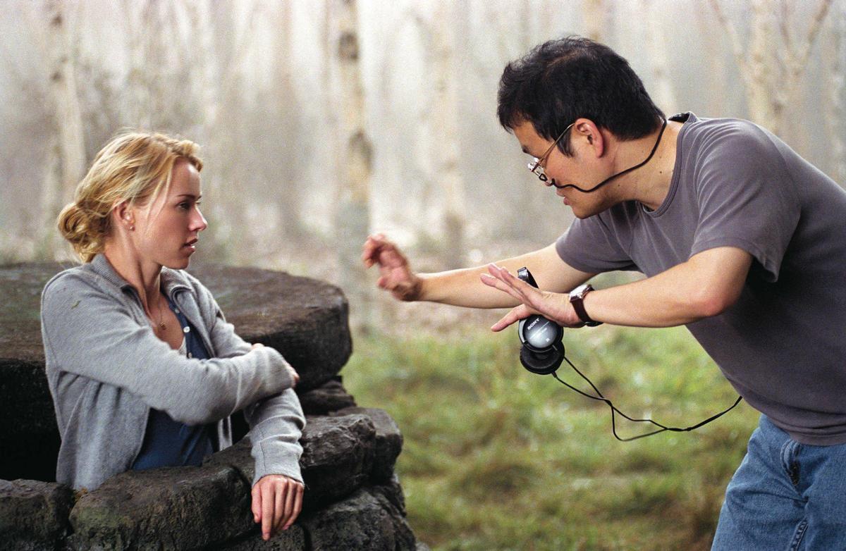 Nakata dirigiendo a Naomi Watts en 'The Ring 2'.