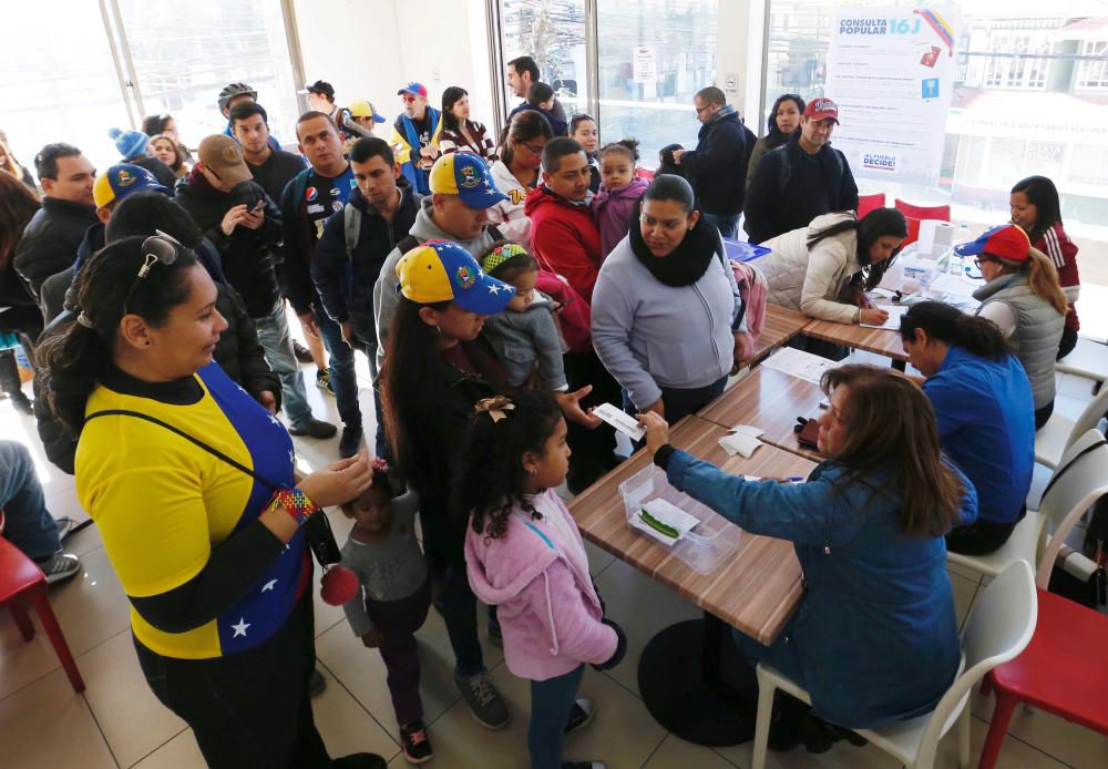 Los venezolanos votan en masa contra la Asamblea Constituyente de Maduro