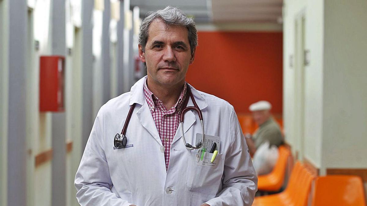 Salvador Tranche, en el centro de salud del Cristo (Oviedo). | LNE