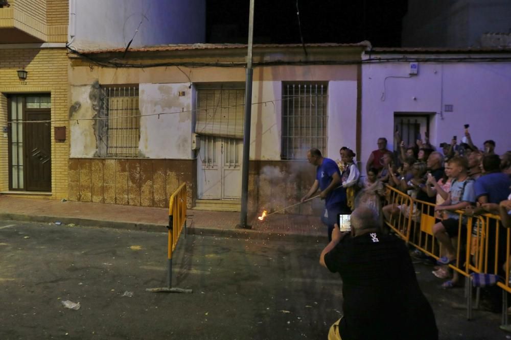 Cientos de personas, la mayoría adolescentes que quisieron disfrutar de la "cremá" y posterior "bañá" de los bomberos, se acercaron al barrio del Calvario para ver arder su hoguera