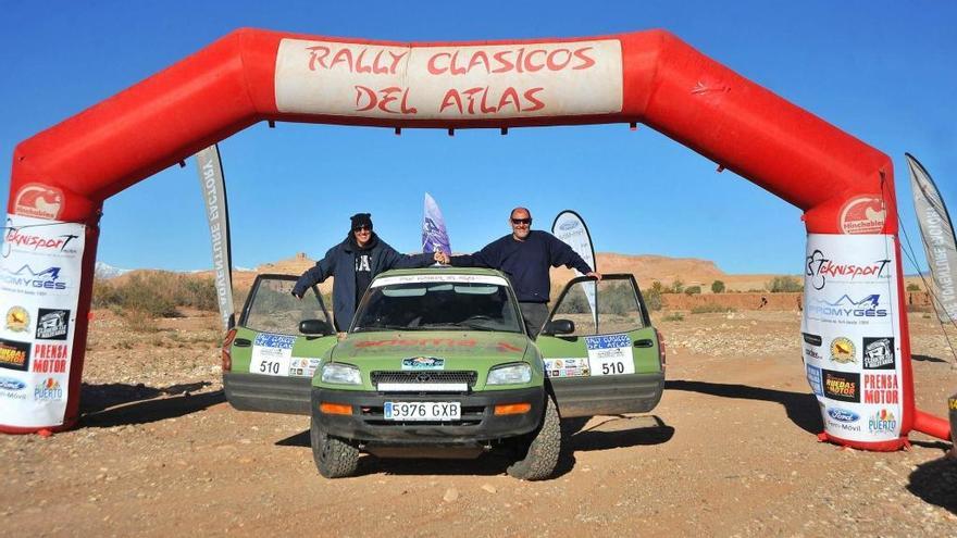 Gabriel González y Carmen Torcello con su Toyota RAV 4 tras imponerse en el Rally Clásicos del Atlas en Marruecos.