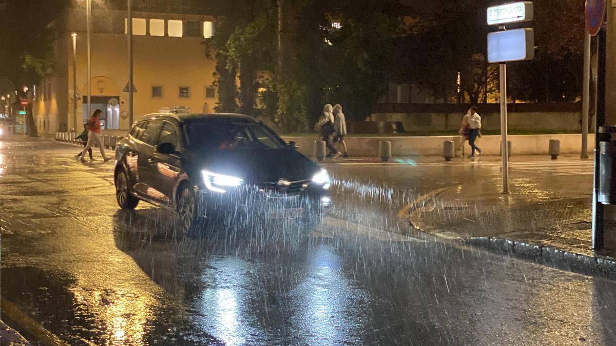 La lluvia ha hecho su aparción esta tarde en Palma