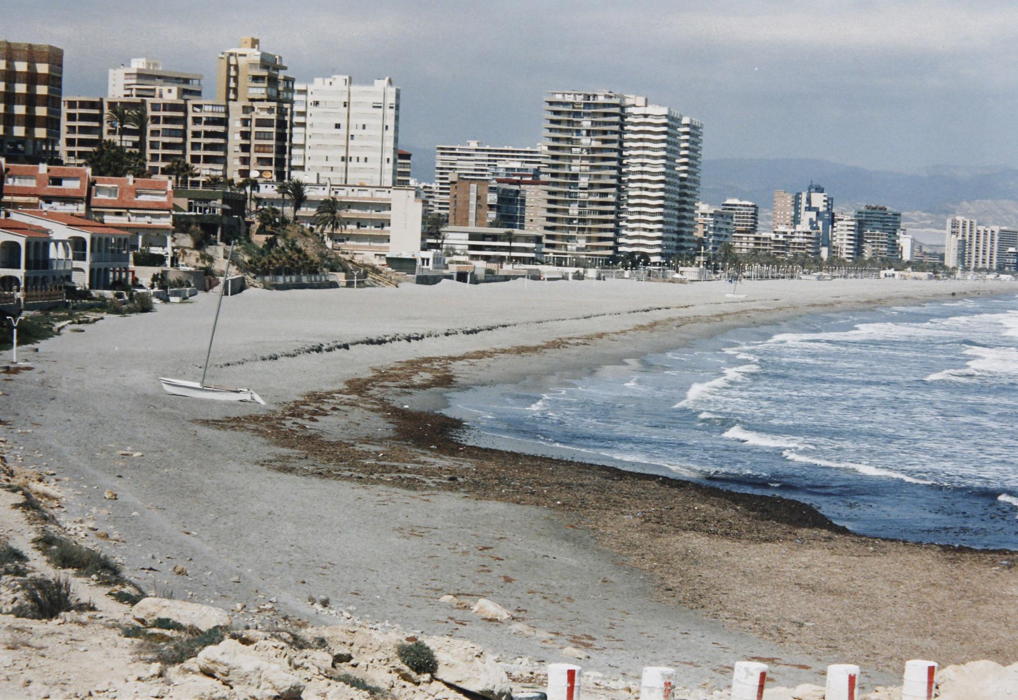 Así era la playa de San Juan antes y después de la regeneración de arena del año 1991