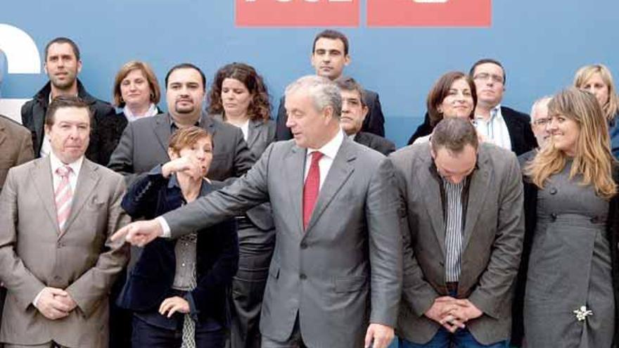 Manuel Vázquez, ayer, posando en Santiago con la nueva dirección ejecutiva socialista