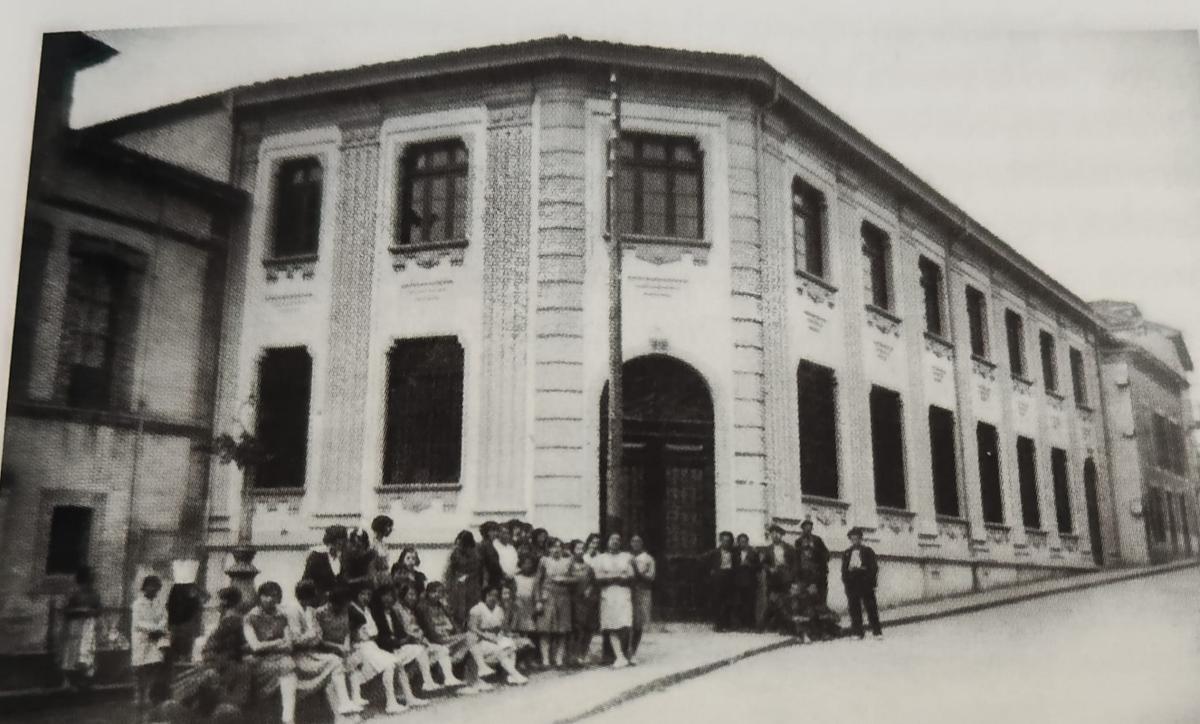 Imagen de la fábrica de zapatillas y su plantilla, en una imagen que aparece en el libro sobre el comercio de Grado, obra de Pepe Areces.