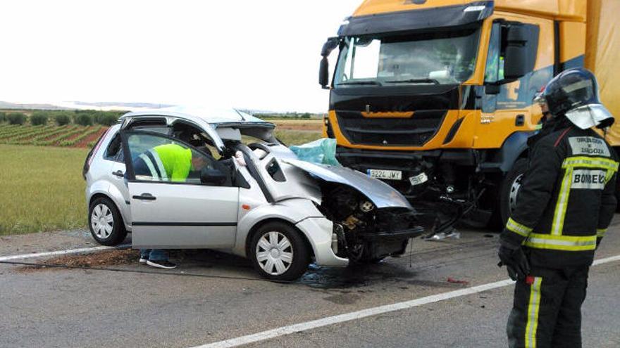 El camión y el coche implicados en el accidente con dos víctimas mortales.